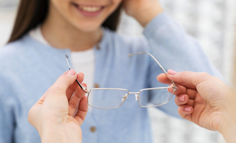 Choosing the Right Eyeglasses: How to Find Frames For Your Face Shape